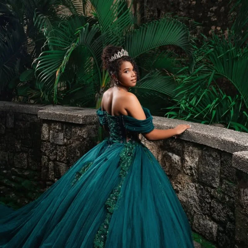 ชุดเดรสงาน Quinceañera สีเขียวเข้ม แบบเปิดไหล่ ประดับลายดอกไม้ ผ้าลูกไม้ซ้อนชั้น หางยาว ชุดเดรสสำหรับงาน Quinceañera อายุ 15 ปี ﻿ ปรับแต่ง