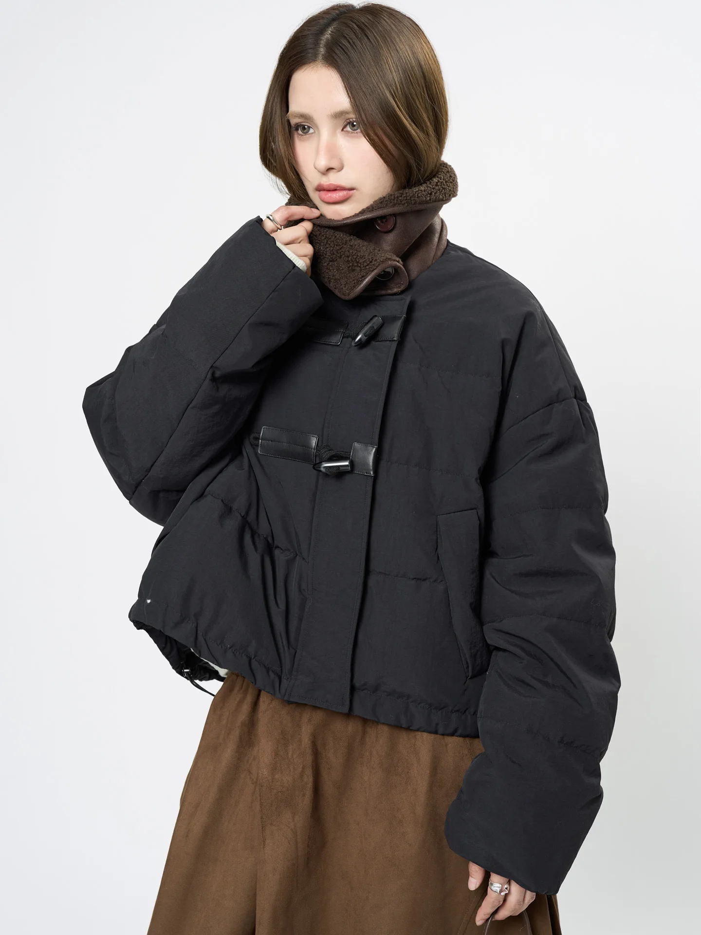 Lässige, einfarbige, langärmlige, lockere Daunenjacke mit Revers für Damen im Winter