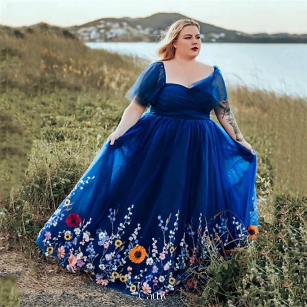 שמלת פרומ בצבע כחול קת'י עם כתפיים חשופות, רקמה מגוונת, שרוולים קצרים, וסטידוס דה נואיבה מותאמת אישית בגזרת A ובמידות גדולות