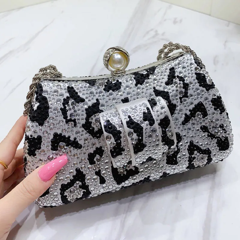 

Fashion Italian Designer 2024 Luxury Elegant Pearl Chain Clutch Bag Bright Diamond Print Summer Party Dinner Women's Silver Bag