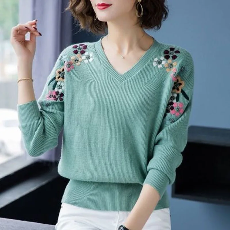 New Autumn and Winter Fashionable and Versatile V-neck Embroidered Loose and Simple Commuting Short Women\'s Knitted Sweater