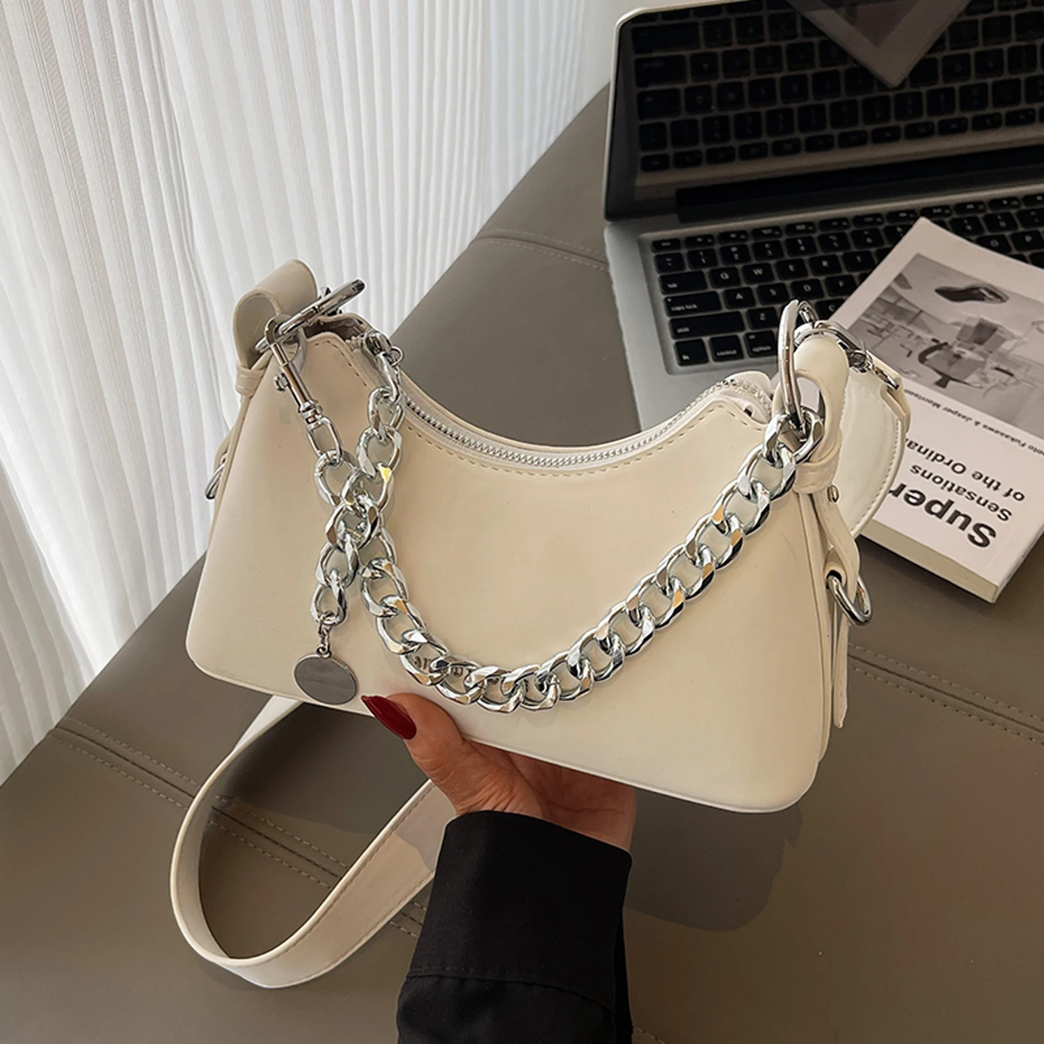 

Fashion Chains Single Shoulder Bags Women High End Texture Solid Commuting Crossbody Bag Classic Temperament Ladies Handbags