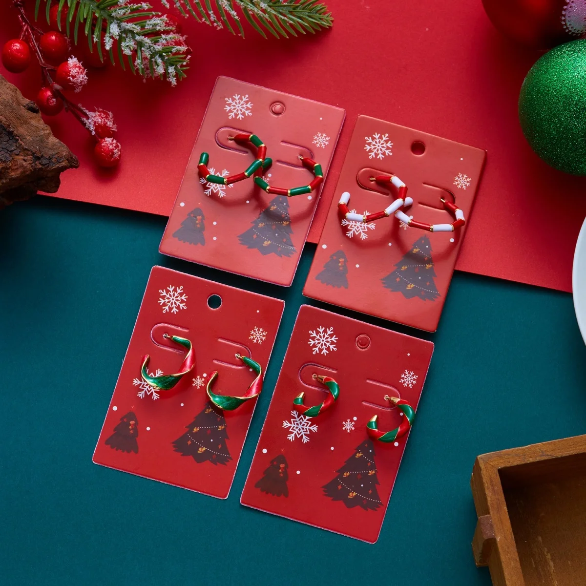 Weihnachtliche, rot-grüne, emaillierte, gedrehte C-förmige Ohrstecker für Damen, unregelmäßige Kreisohrringe, Schmuckgeschenk für Feiertage und Neujahrspartys – Detail 27