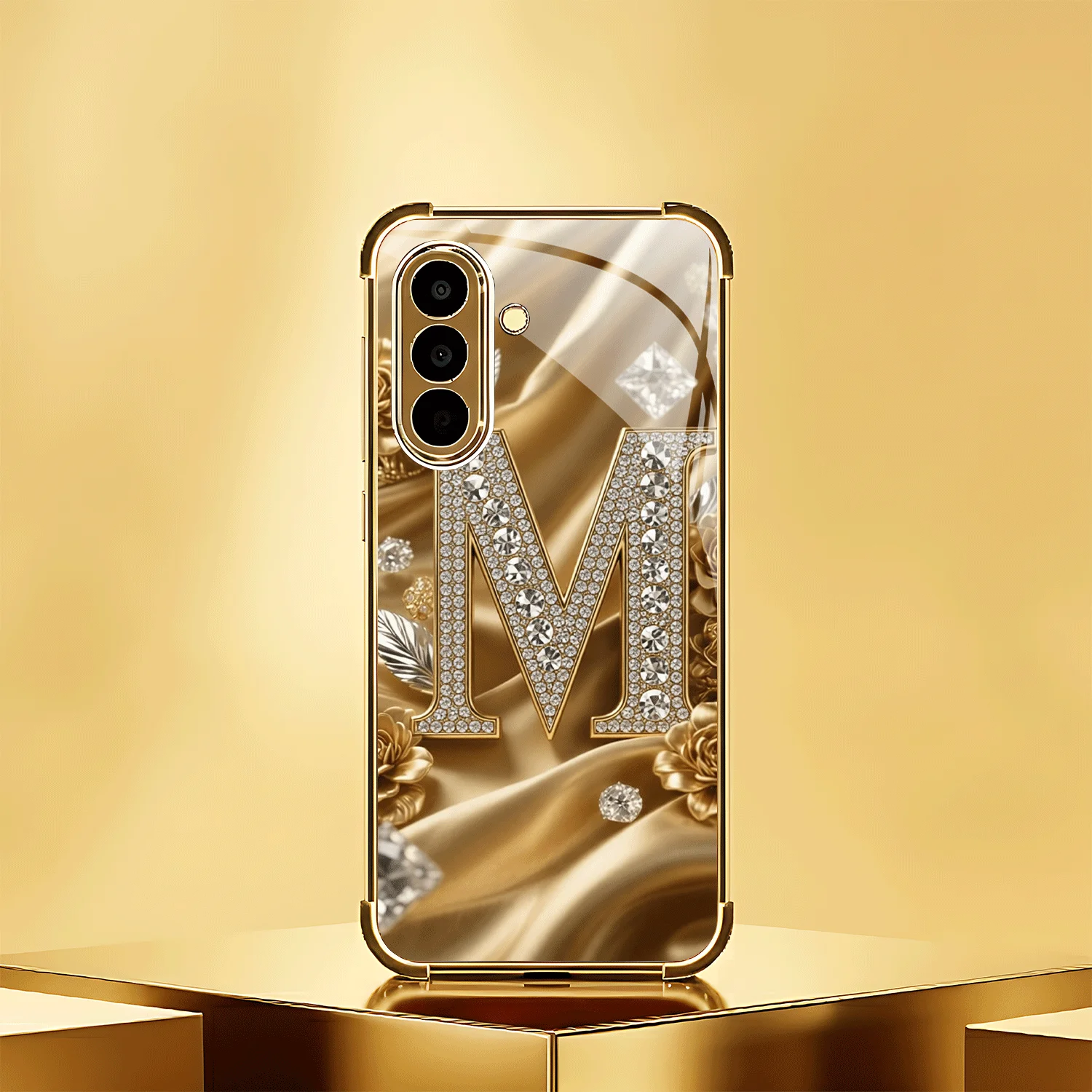 Złote etui na telefon z diamentami i złotym wzorem w kształcie litery M, wykonane ze złotego szkła, do Samsung Galaxy S26/22/23/24/25 PLUS/24/25 ULTRA/26 — zdjęcie produktu 3