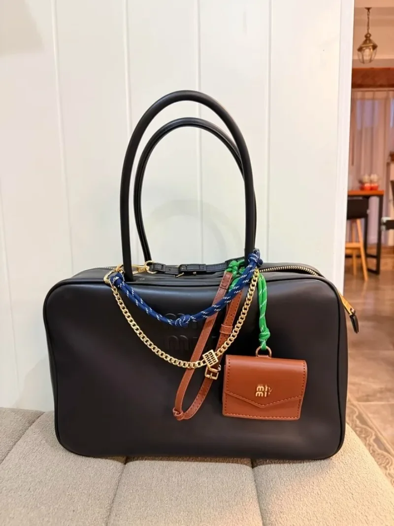 

2025 модный роскошный стиль премиум-класса, аксессуары для багажа, брелок из металлической кожи, модный тренд, автомобильный брелок для творчества