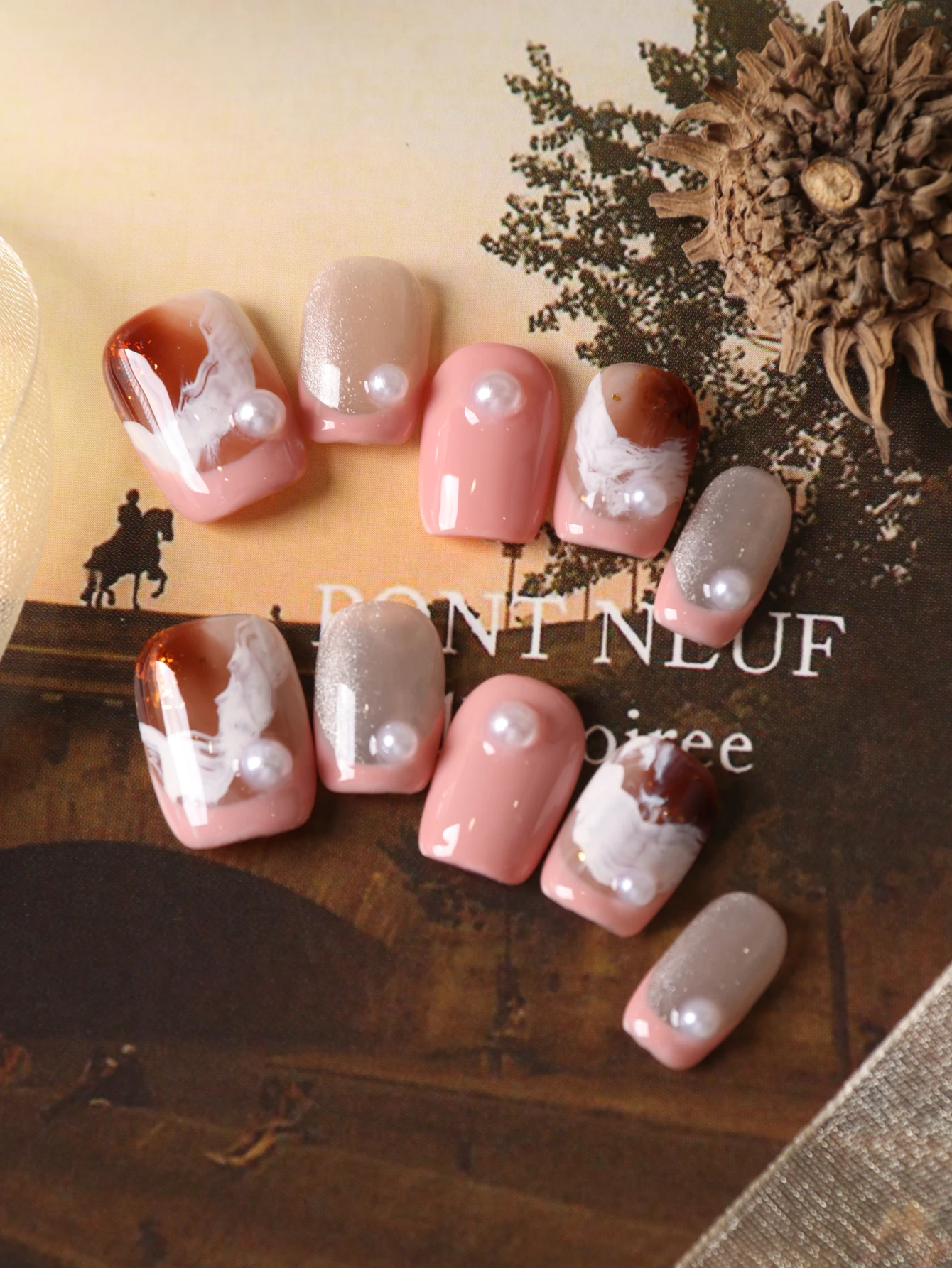 10 Stück Aufklebenägel Kurze Rosa-Weiße Halation-Perlen Aufklebenägel Inklusive 1 Blatt Klebestreifen & 1 Stück Mini-Feile