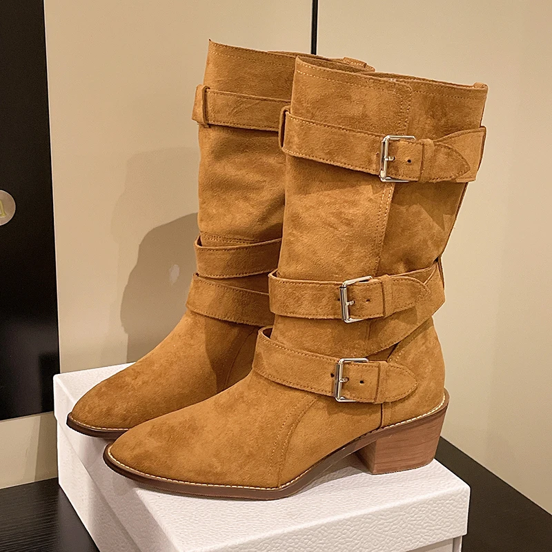 

Металлический ремень с пряжкой, одинарные ботинки на блочном каблуке, женские модные нескользящие износостойкие сапоги средней длины с острым носком и замшевыми рукавами