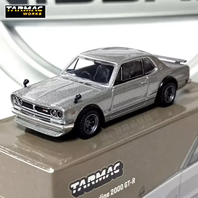 سيارة Tarmac Works 1:64 Skyline 2000 GT-R KPGC10 باللون الفضي