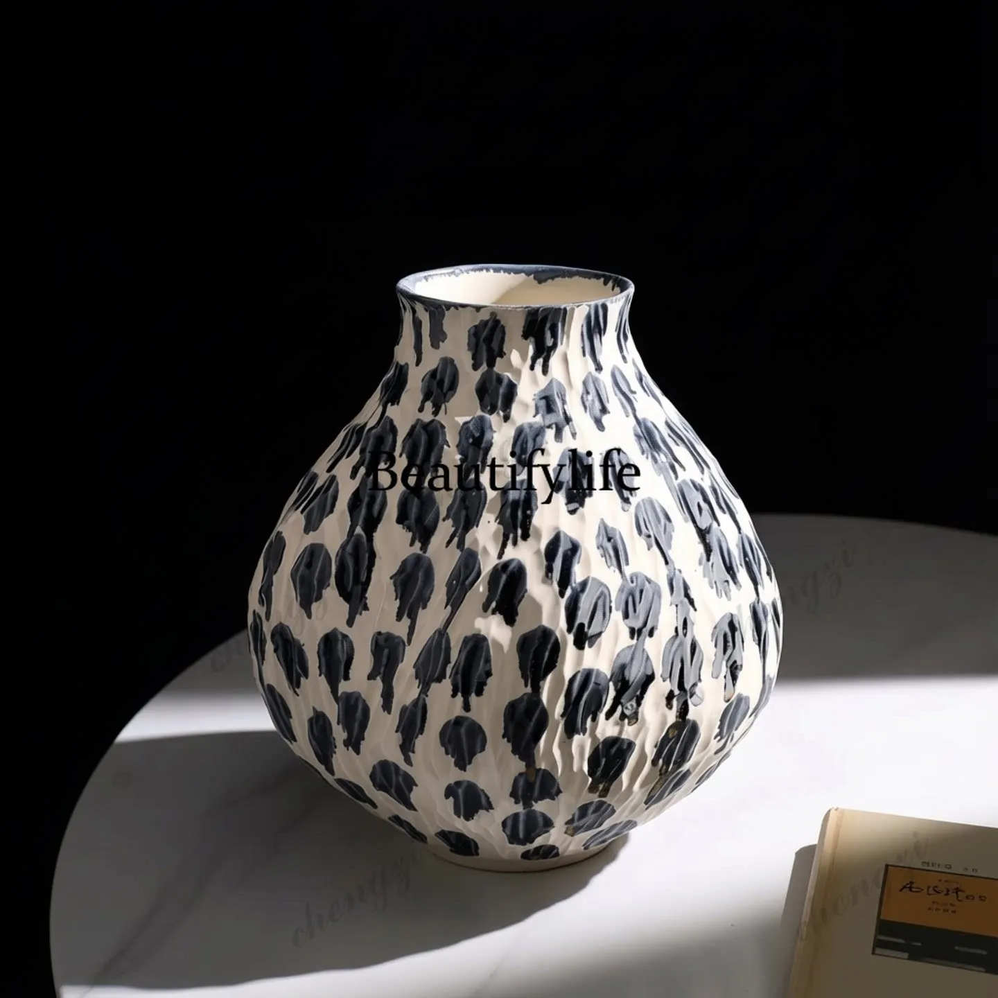 Medieval hammer pattern ceramic vase, pear-shaped flower ware, high-end flower arrangement in the model room of the homestay