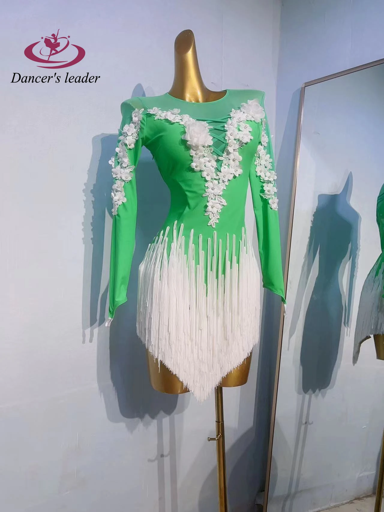 Abito da donna con strass Samba con fiore bianco in rete verde personalizzato di fascia alta da donna di danza latina internazionale