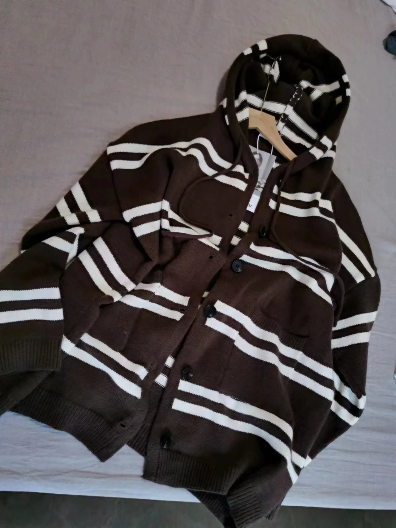 เสื้อคาร์ดิแกนถักลายทางมีฮู้ดสำหรับผู้หญิง แขนยาว ทรงหลวม สไตล์ลำลอง เสื้อแจ็คเก็ตไหมพรมแบบเกาหลี สำหรับฤดูใบไม้ร่วงและฤดูหนาว มีกระดุมและกระเป๋า รุ่น F216