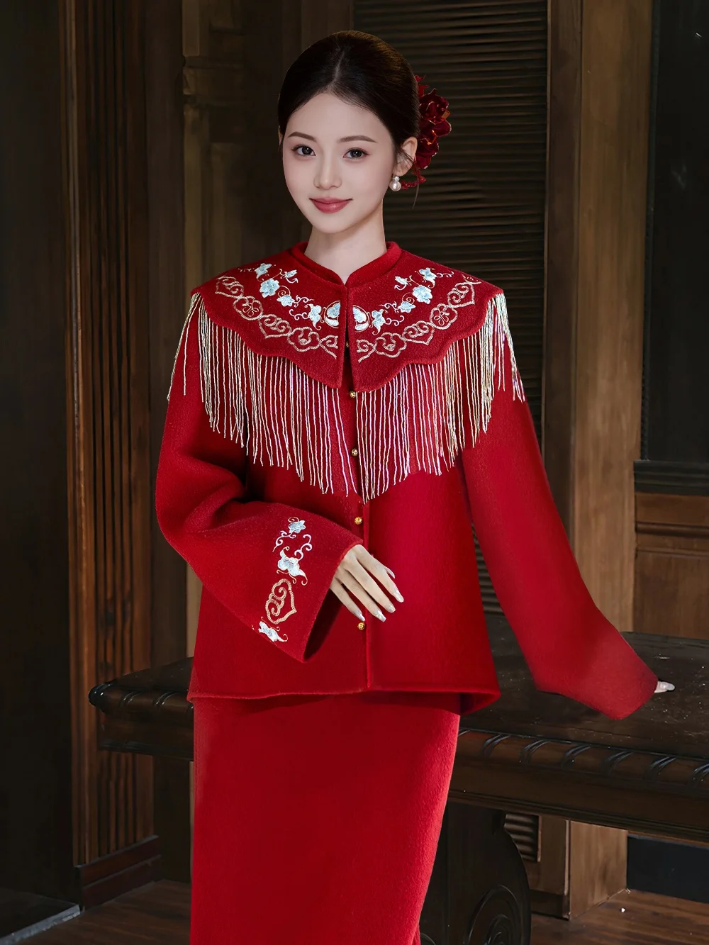 

Red Double-Sided Woolen Coat Ele Embroidered Wedding Dr for Engagement And New Year Suitable for 25-35 Years...