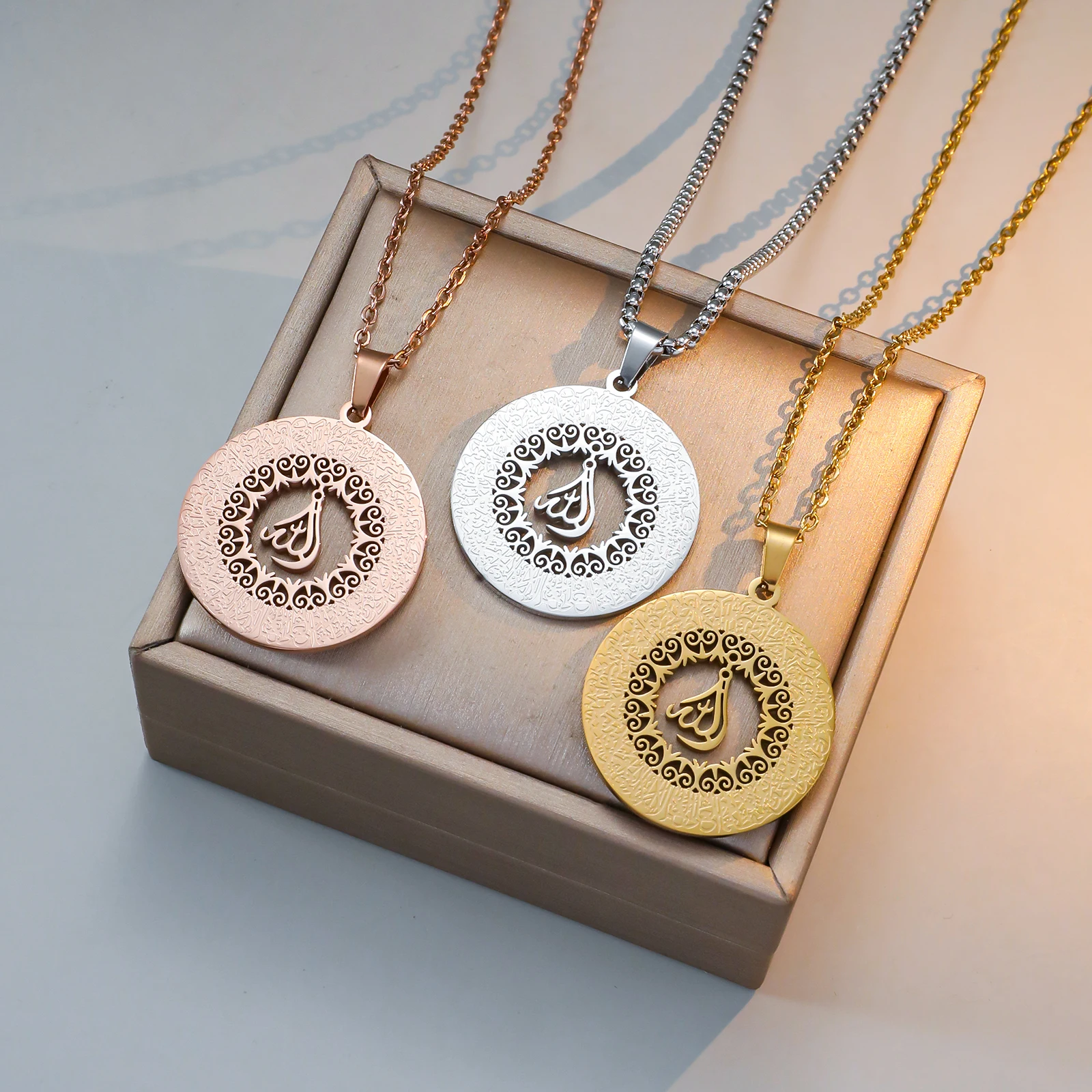 Hollow Circle Allah Engraved Necklace 304 Stainless Steel Islamic Religious Necklace Suitable for Men and Women Muslims Amulet Accessory for Daily Ritual Wear