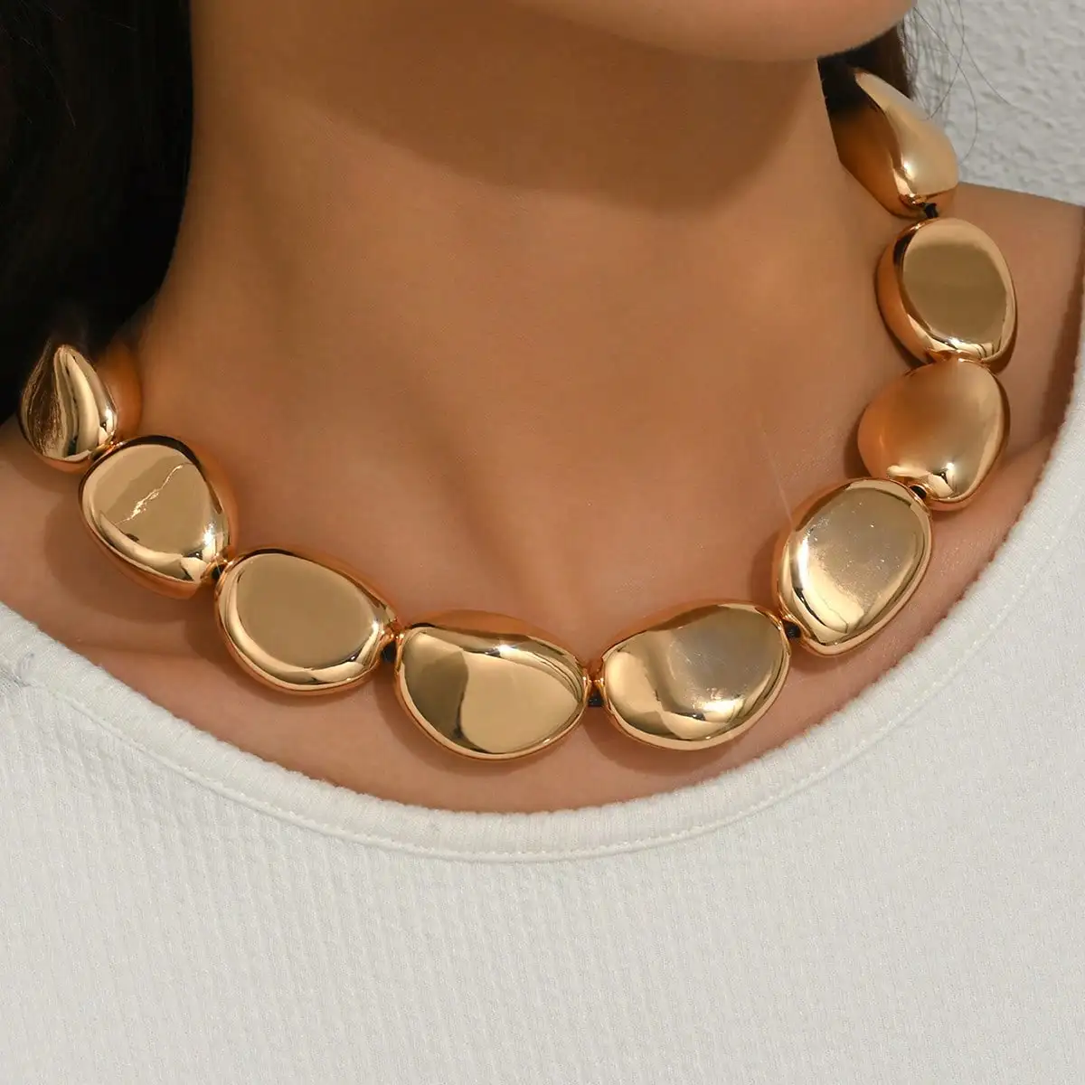 Fashionable Exaggerated Geometric Abstract Irregular Bright Surface Metal Splice Clavicle Necklace for Ladies Daily Wear Versati