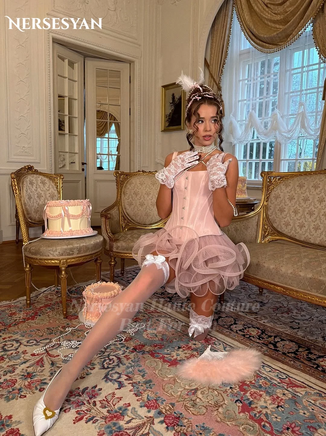 Nersesyan Bohemia Pink Abiti da ballo Colletto quadrato Increspature Corsetto a strati Mini abito Abiti da festa di compleanno per ritorno a casa Personalizzati