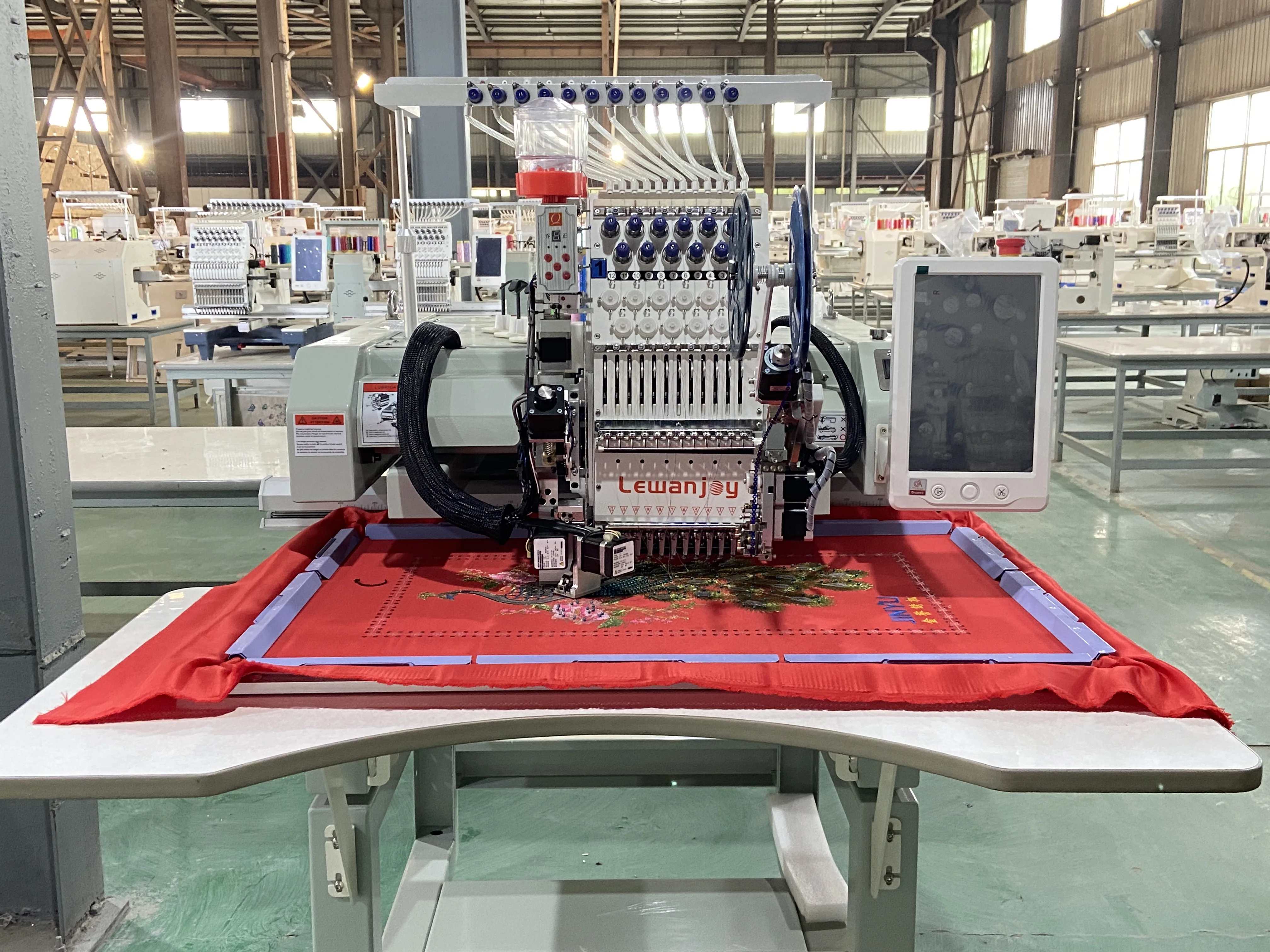 ماكينة تطريز Lewanjoy برأس واحد 12 إبر مع ترتر مطرز بالترتر 1000 دورة في الدقيقة Dahao محوسبة الشنيل للبيع للاستخدام المنزلي CE