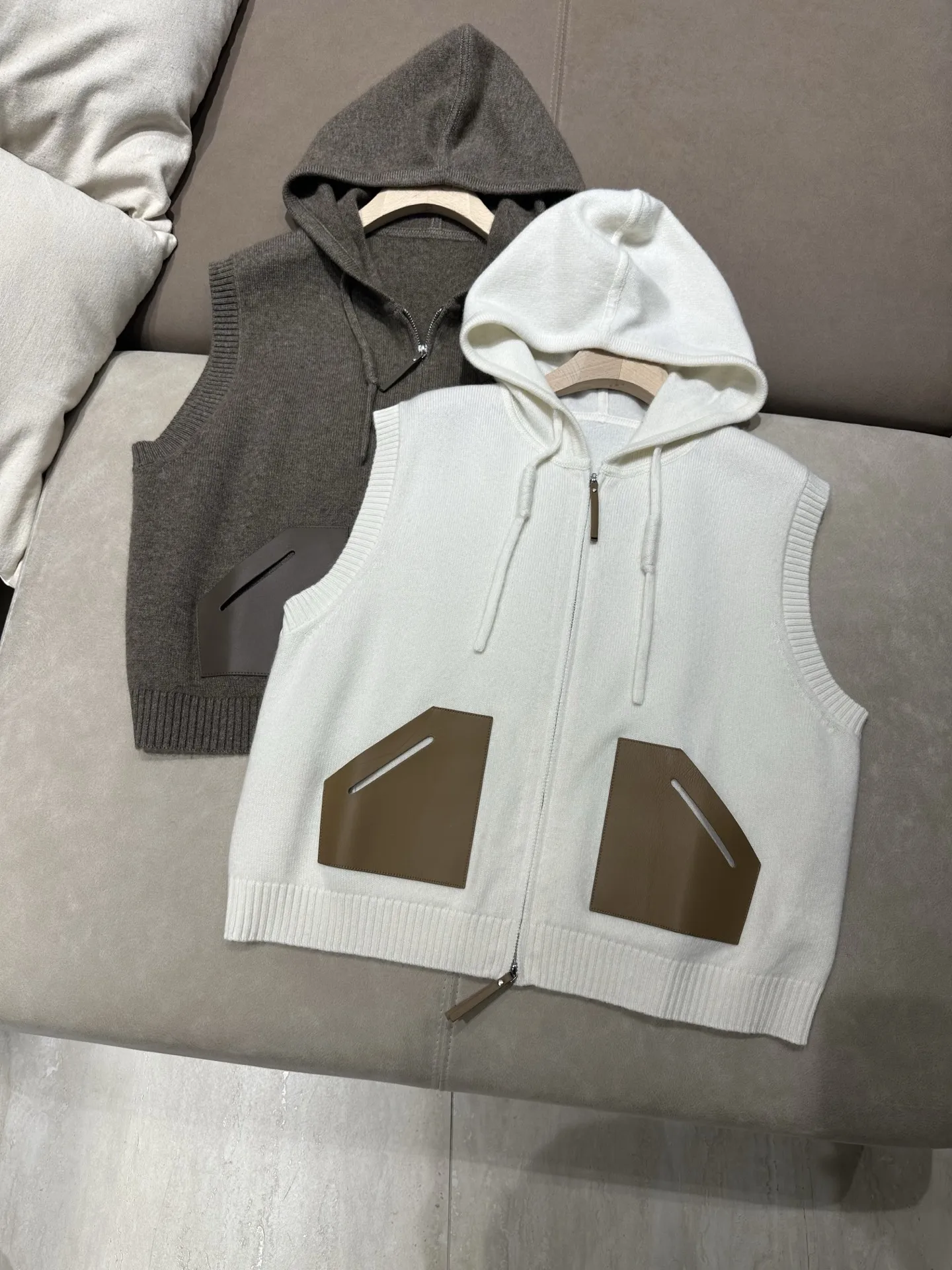 2026Women's Autumn Hooded Zip-Up Wool Knit Vest