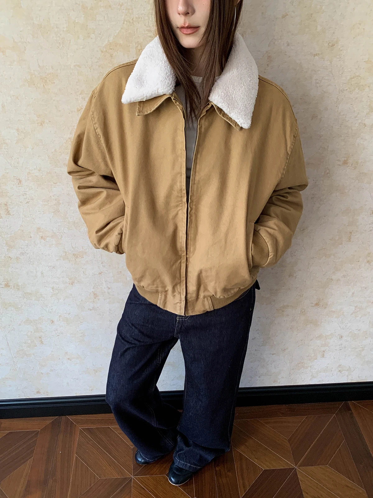 

Aket American Retro Detachable Lamb Fur Collar Cotton Jaet Men's High-End Feeling Flight Bomber Jaet Street Sle Loos...