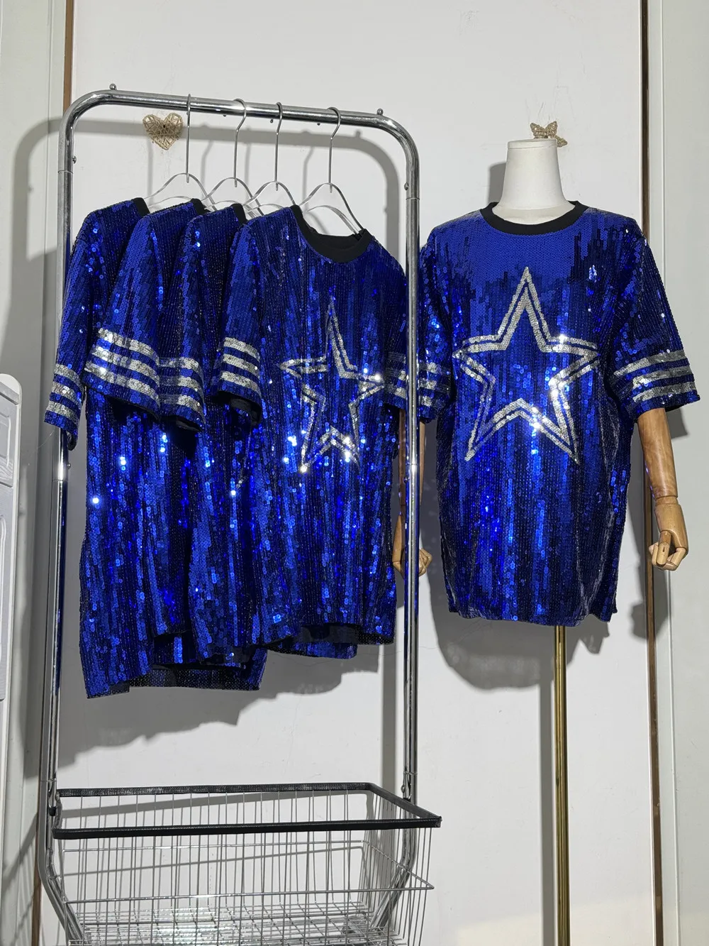 

Доступны в наличии блестящая женская футболка, одежда в европейском стиле, блестящее бальное платье с птимя звездами Ragtag Team, новинка лета 2025 г.