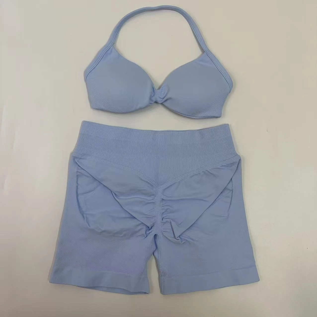 화사한 노란색