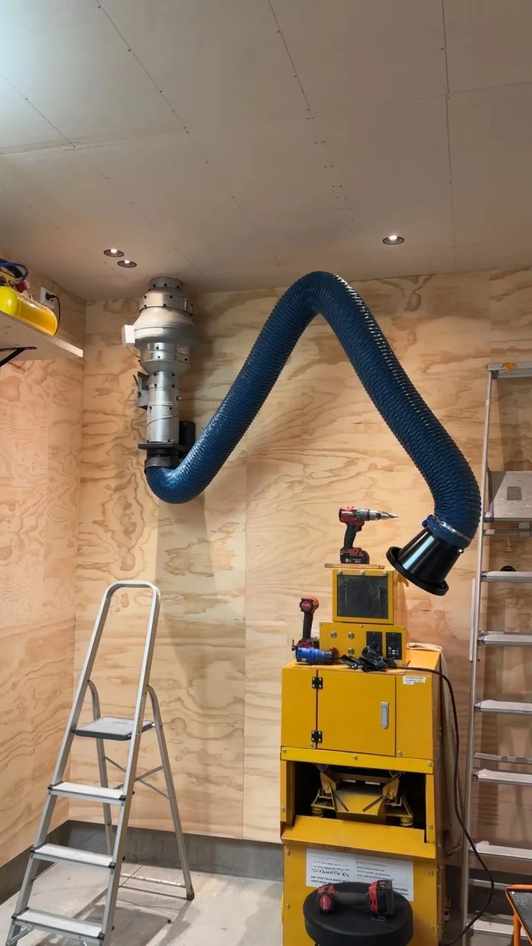 

Exhaust fan and new condition arm for welding smoking air cleaning equipment