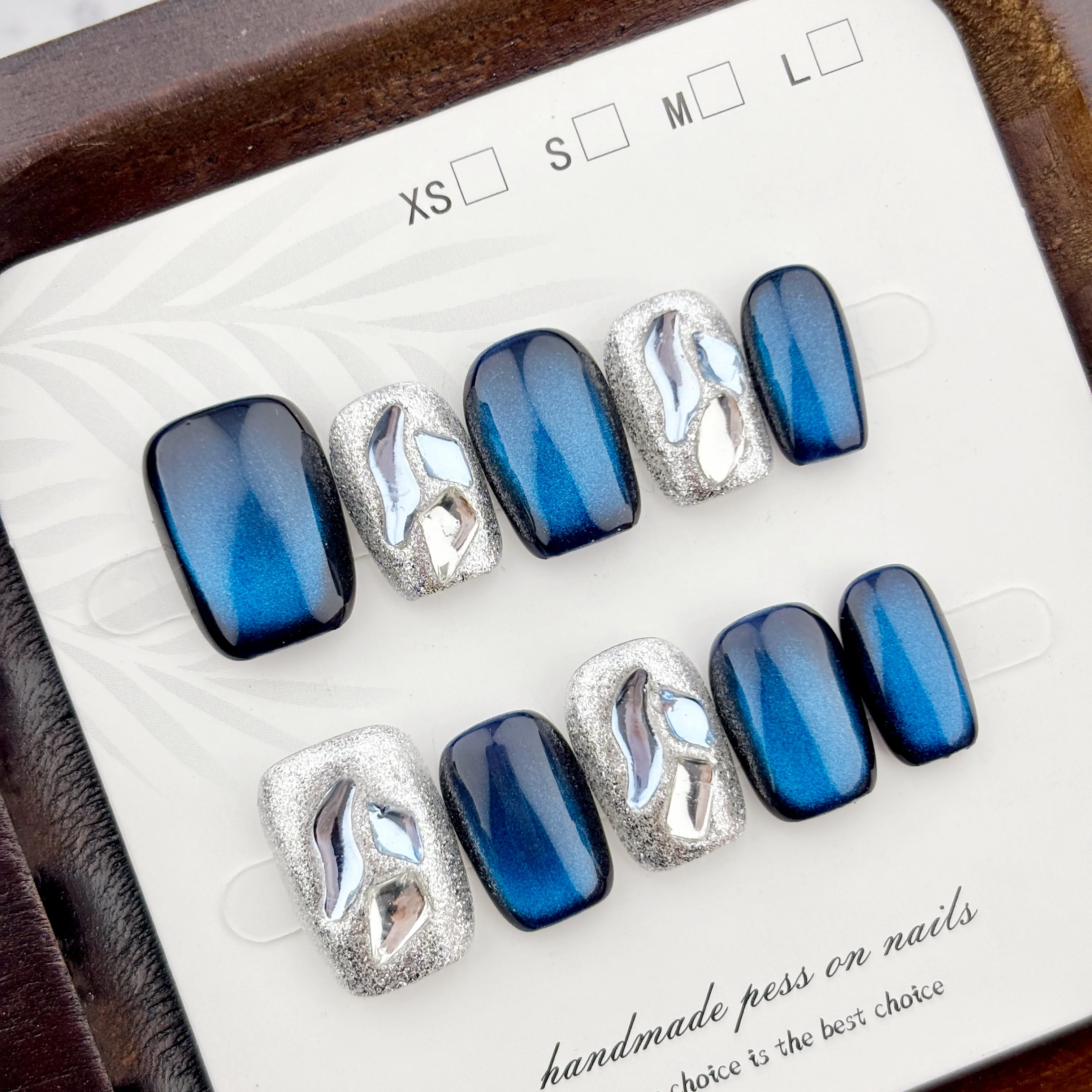 10 Pieces of Pure Handmade Blue Gradient Short Nails, High-End Ocean Blue Dynamic Glass Bead Cat-Eye Fake Nail Stickers, Dazzling Silver Foil Rhinestone Design, Suitable for Fashionable Girls to Wear in Spring and Summ