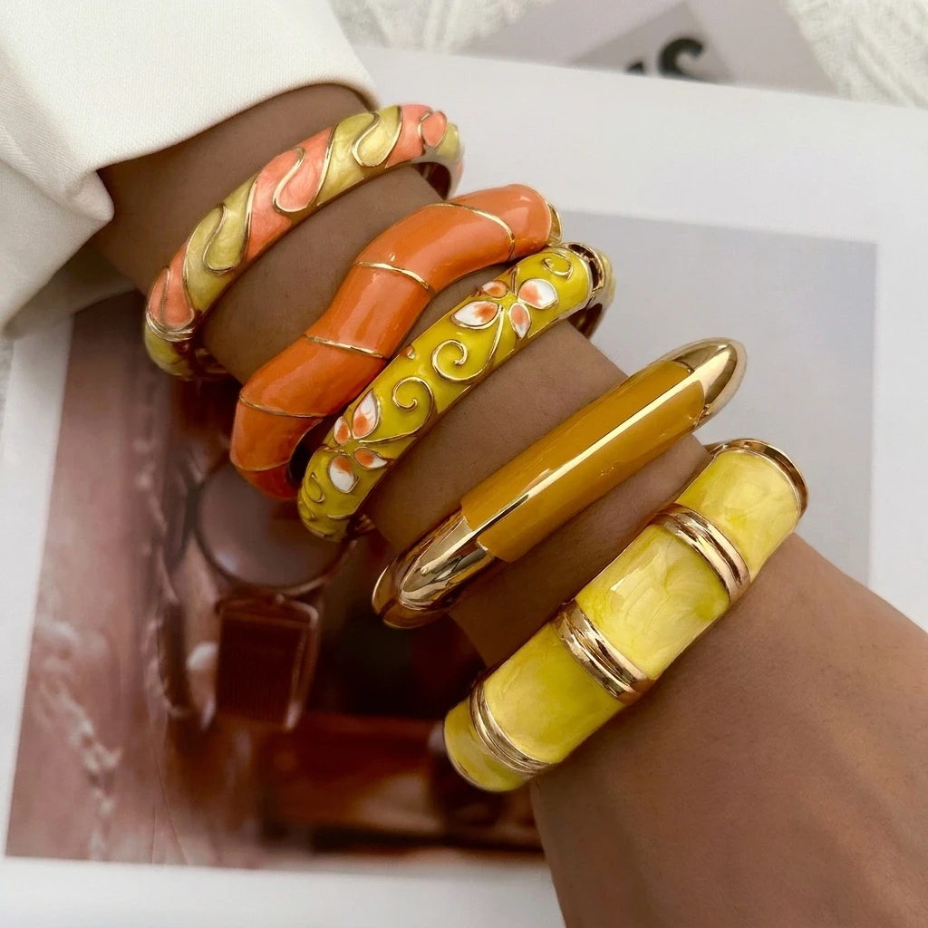 Trendige gelbe Dopamin-Stil Frühlingsarmreifen für Damen und Herren, schlichte Blumen- und Blättermuster, breites Emaille-Armband, vielseitiger Schmuck als Geschenk. – Detail 2