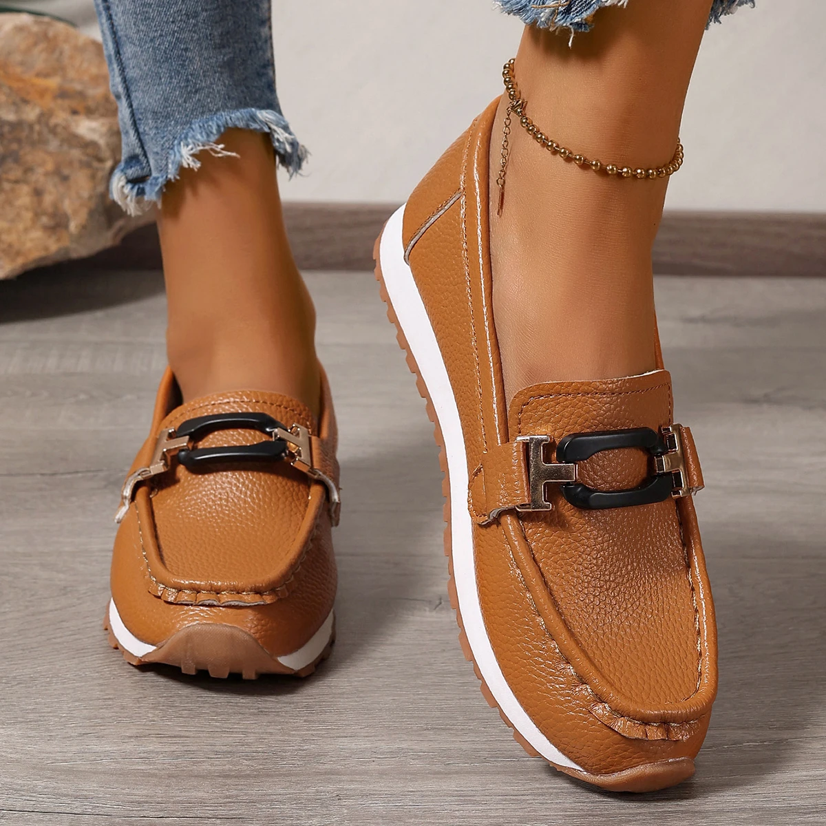 2024 nuove donne di autunno tendenza retrò designer scarpe basse da donna alla moda punta rotonda decorazione in metallo scarpe casual Zapatos De Mujer