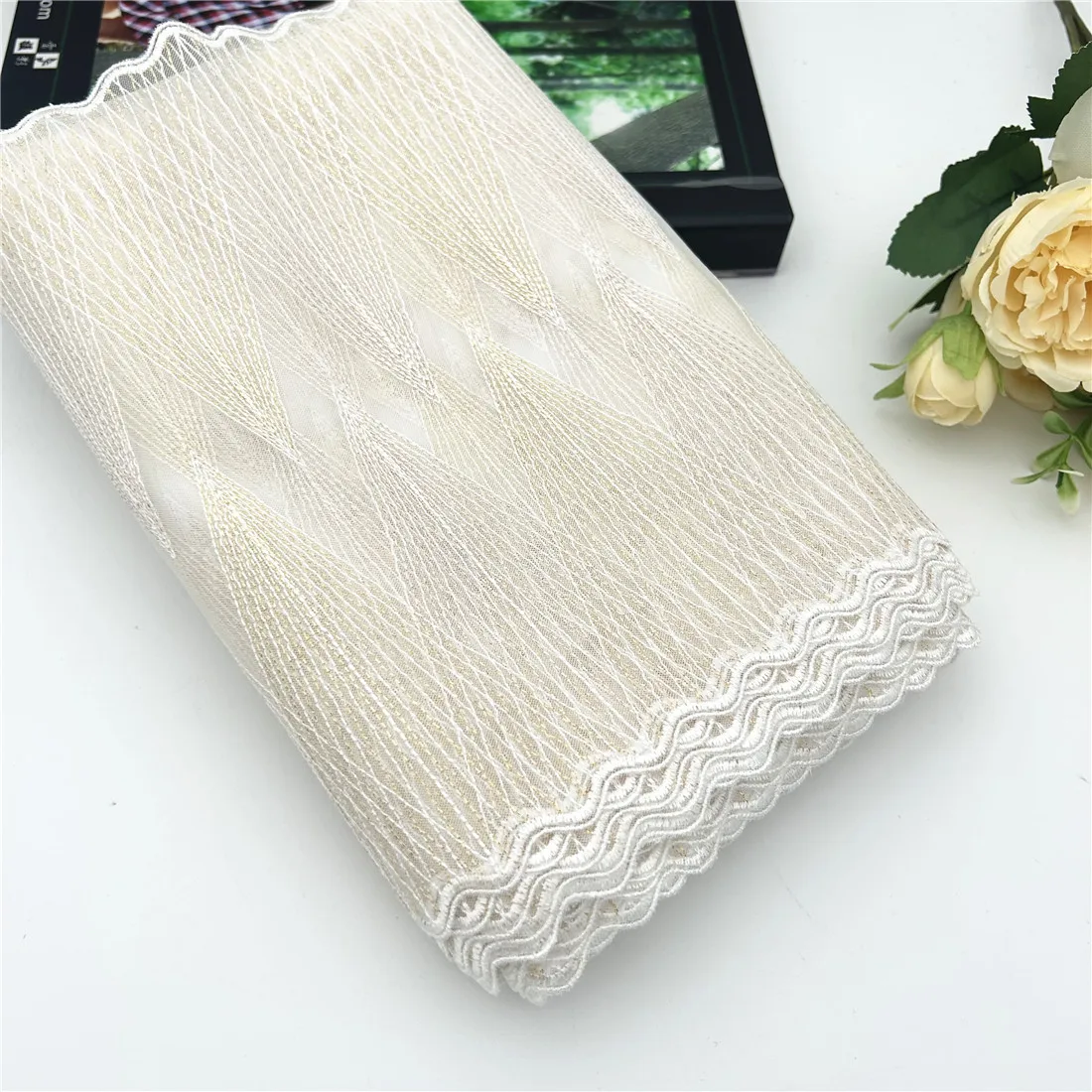 3y/lot Breite 22cm Weiß Glänzende Goldene Stickerei Spitzenborte Nicht-Elastisch Bekleidungszubehör Kleid Nähapplikation Kostümspitze – Detail 6