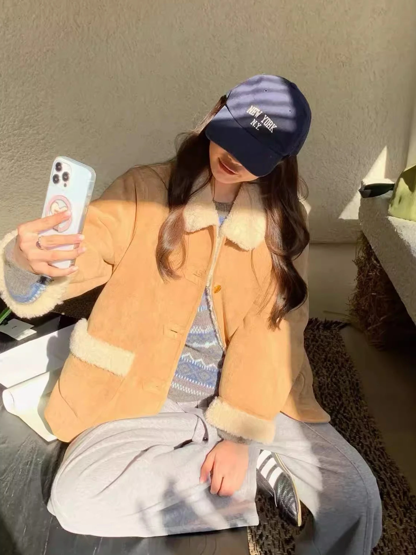 เสื้อแจ็คเก็ตผ้าฝ้ายผู้หญิงสไตล์เรโทร แต่งขนแกะ ปิดกระดุมเม็ดเดียว ตัดต่อผ้า ดีไซน์ใหม่สำหรับฤดูหนาว ทรงหลวม แขนยาว