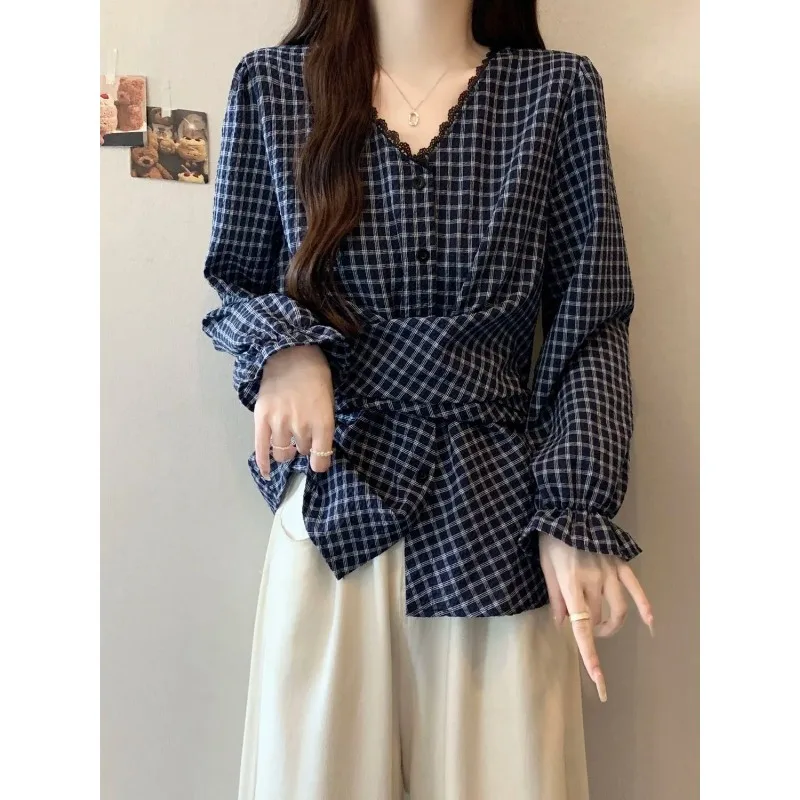Jesienna nowa kolekcja: koszula damska w kratę z koronkowym pasem, długi rękaw, uniwersalna, dopasowana, modny top.
