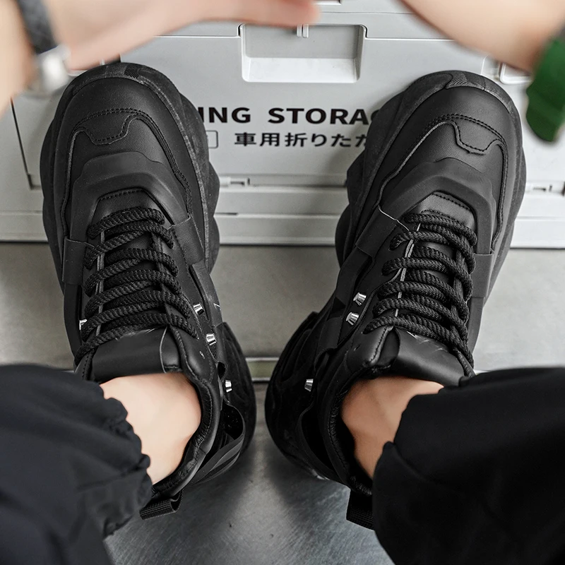 Herren-High-Top-Sneaker mit dicker Sohle, schlichter, aber hochwertiger Textur, mit dicken Schnürsenkeln und Metallnieten-Verzierung, luftgepolsterte dicke Sohlen für zusätzliche Höhe und Stoßdämpfung, erhältlich in Schwarz und Weiß, mit trendigem und robustem Design, geeignet für Herbst- und Winterkleidung, ideal für tägliche Ausflüge, Street-Casual-Looks und verschiedene andere Anlässe. – Detail 11