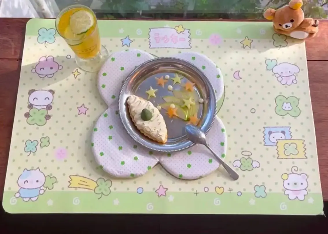 

Lucky Four-Leaf Clover Leather Table Mat Retro Desk Mat Dormitory Desk Waterproof Wipeable Mat Children's Room Decorating