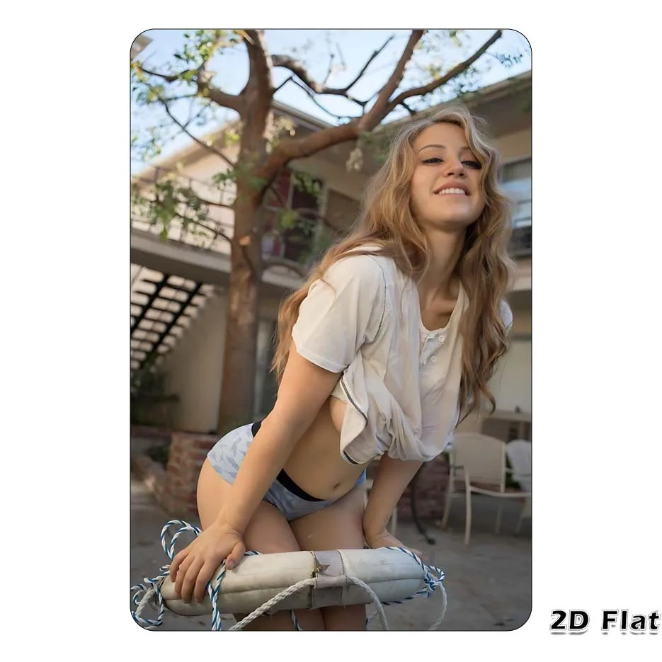 Vintage 2D Metall-Blechschild - Elegante Blondine in Lässigem Weißen T-Shirt & Shorts Wandkunst, Perfektes Geschenk für Zimmer, Zuhause, Bar, Garage