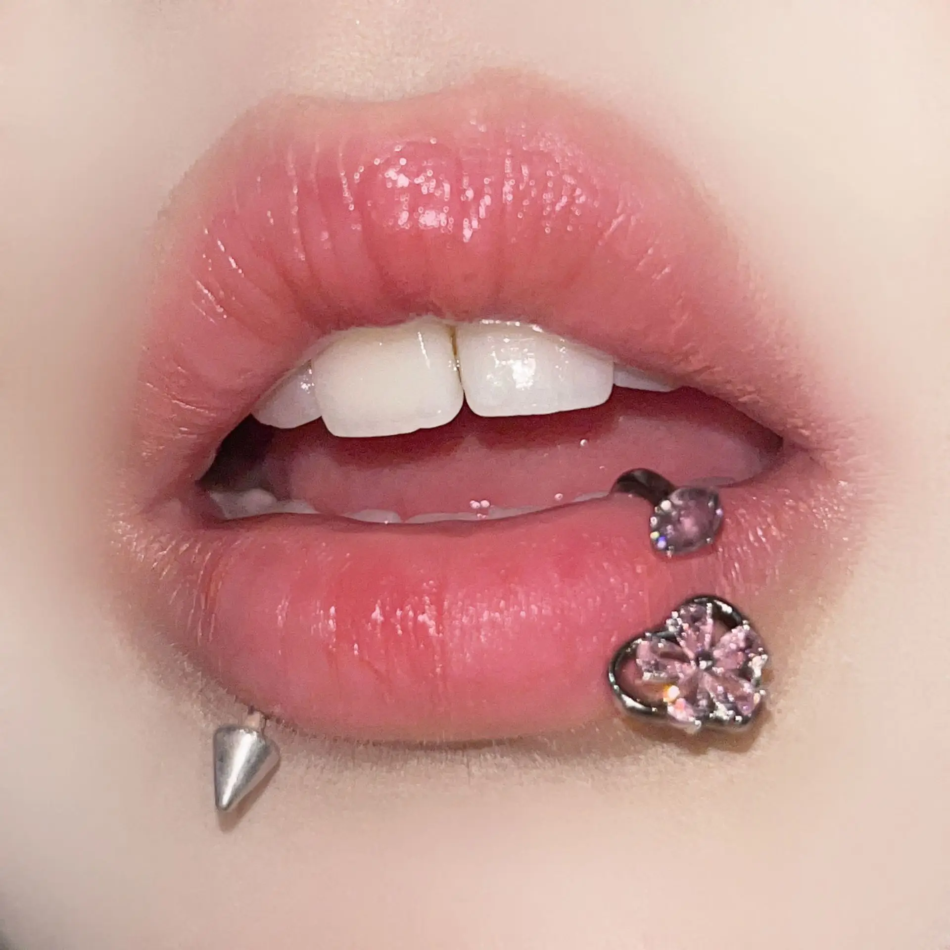 argola-de-titanio-em-formato-de-c-com-pedra-branca-brilhante-e-diamantes-incrustados-design-de-flor-e-dente-interno-estilo-petal-colecao-fallen-angel-sweet-coo