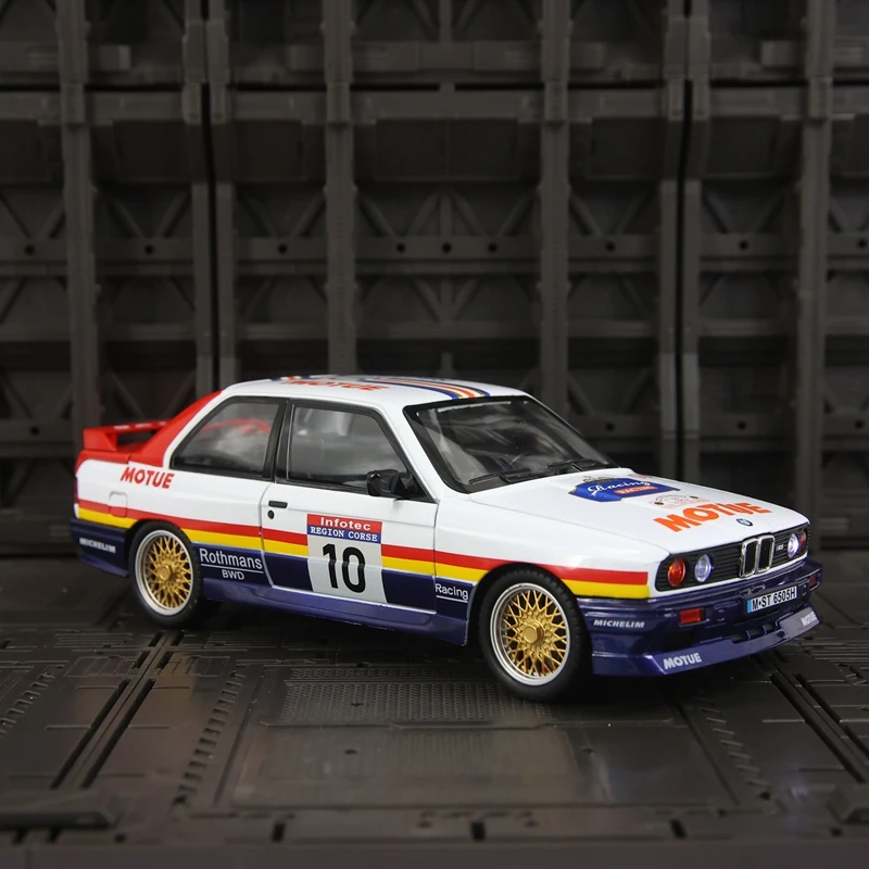 

1:24 simulation BMW M3 alloy car model doors and the front hood and trunk door can be opened rich details, fine workmanship