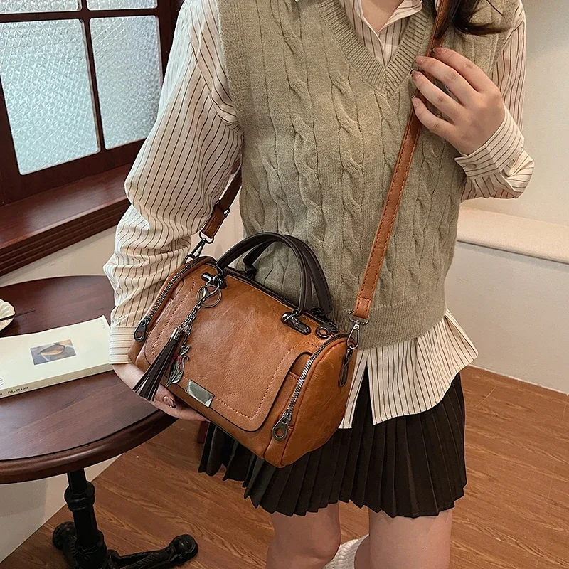 New Trendy Boston Pillow Bag, Fashionable Large-capacity Handbag, Shoulder Bag, Soft Leather Simple Crossbody Bag Punk Handbag