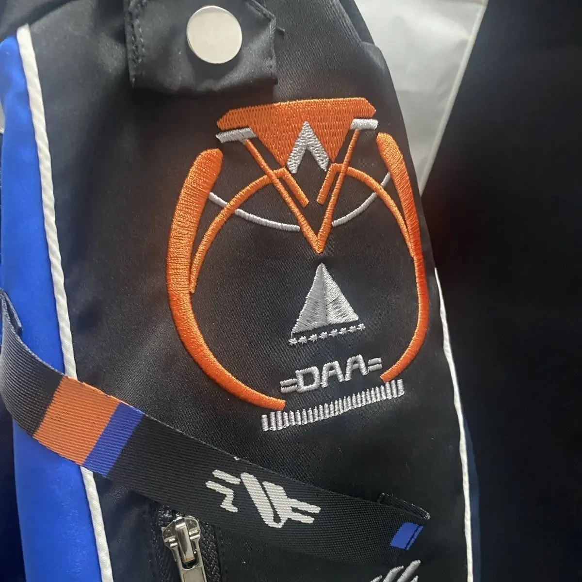 2025 Caleb Game Love And Deepspace Cosplay Caleb Teman Masa Kecil Cos Kostum Jaket Daywear Logam Persegi Kalung Kostum Set