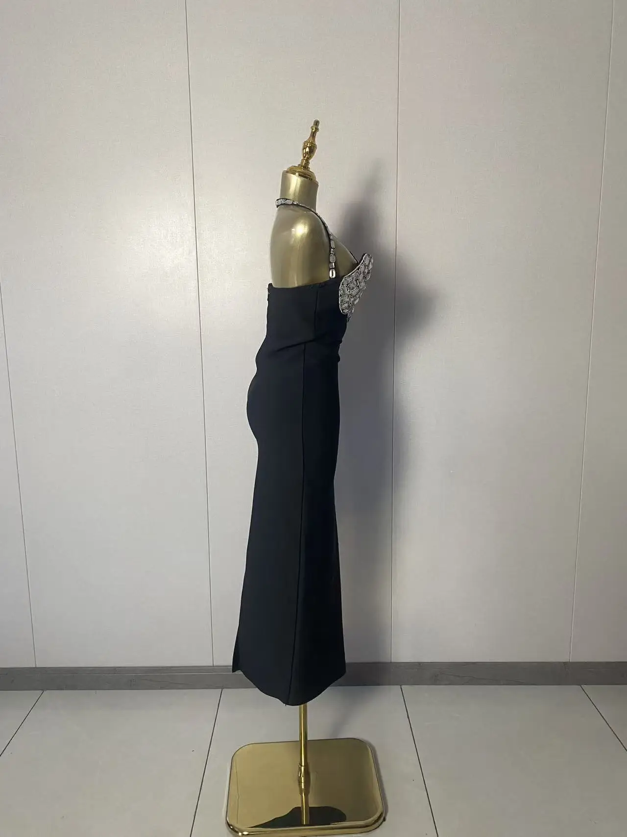 2025年新作 レディース セクシー ノースリーブ ホルターネック ダイヤモンド ブラック ミディ丈 ボディコン ドレス 2025 エレガント イブニング クラブ 高級 バースデーパーティー ドレス