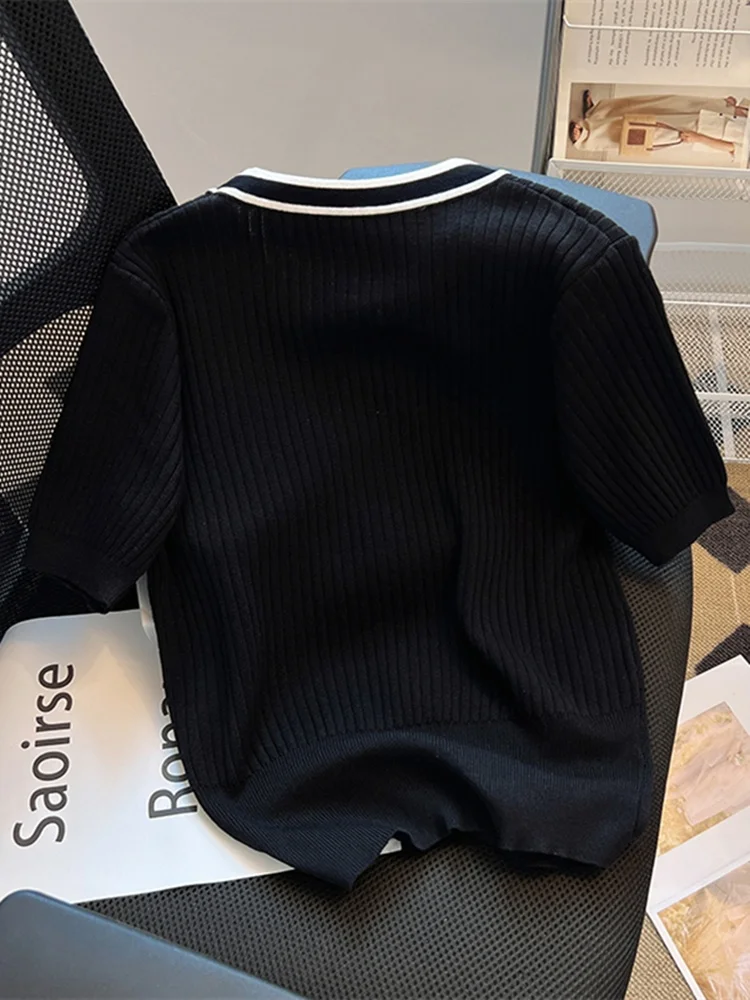 เสื้อถักไหมพรมคอวีลายทางสีสันสดใสสำหรับฤดูร้อน แฟชั่นลำลองทรงเข้ารูปสำหรับผู้หญิง พร้อมดีเทลกระดุม