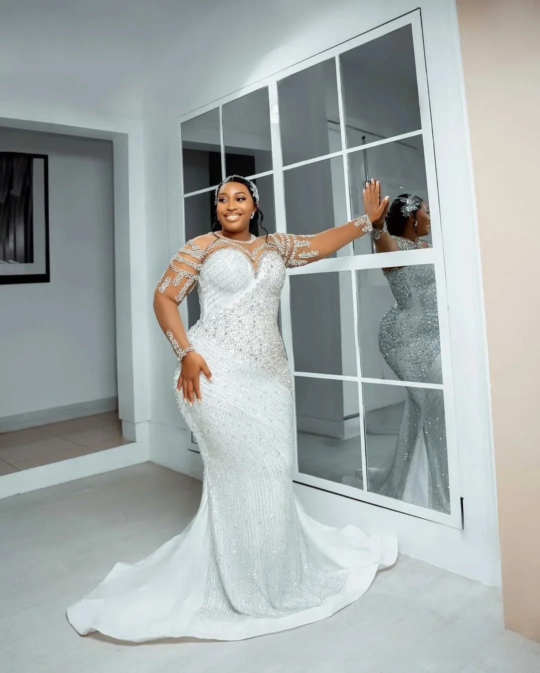 Suknie ślubne na zamówienie, białe, afrykańskie, dla panny młodej, krój syreny, odpinany przezroczysty dekolt, zdobione koralikami, koronkowe, warstwowy tiul.