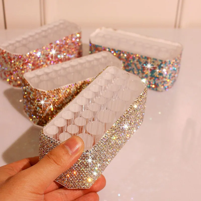 Caja con incrustaciones de diamantes de lujo, estante de colocación de lápiz de cejas, pincel cosmético poroso, lápiz delineador de ojos, almacenamiento de marca de moda de lujo