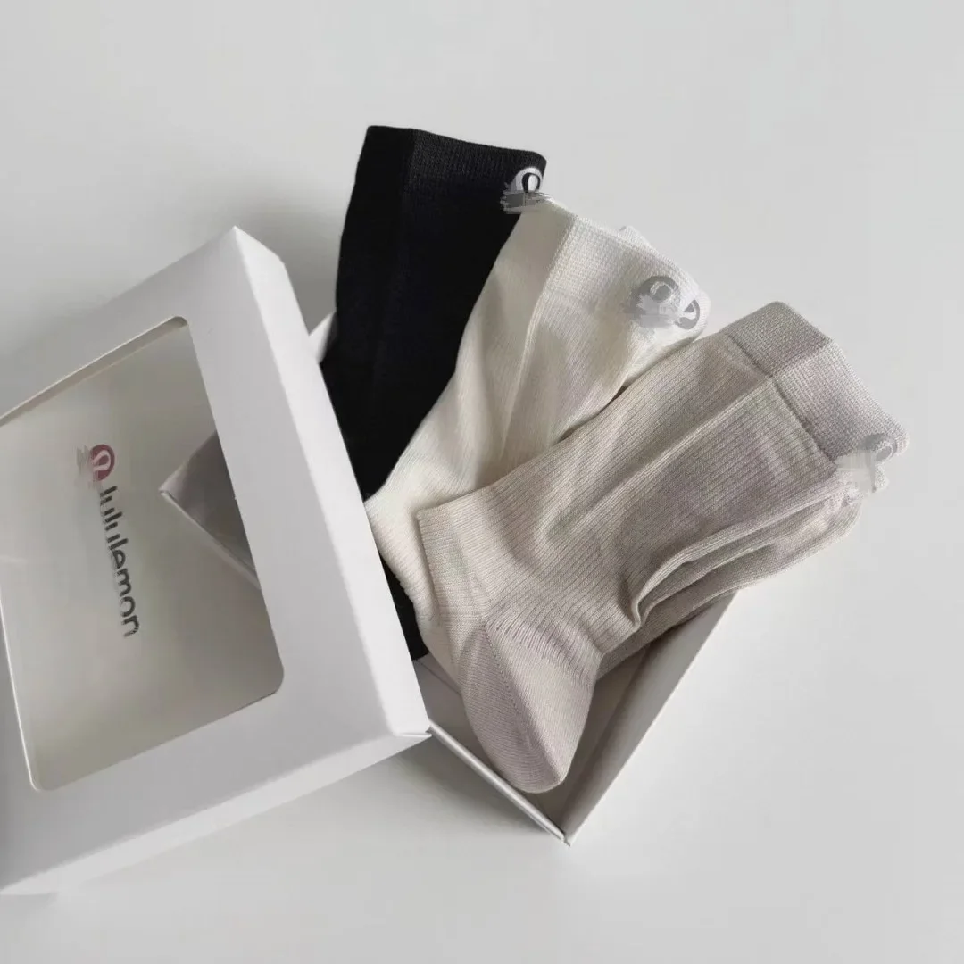 ربيع صيف جديد لولو التوت الحرير رقيقة الأساسية اللون كتلة الإنترنت الجوارب الشهيرة منتصف العجل غزل كومة القطن الرجال الجوارب