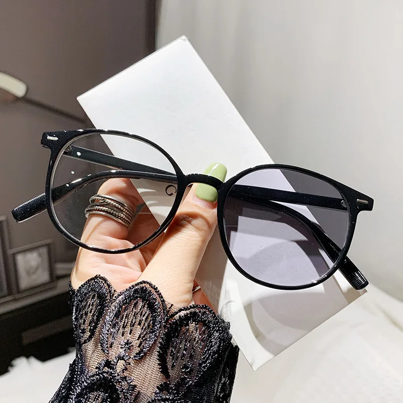 Light-sensitive color-changing all-day and night use progressive glasses for women, fashionable and high-definition.81009