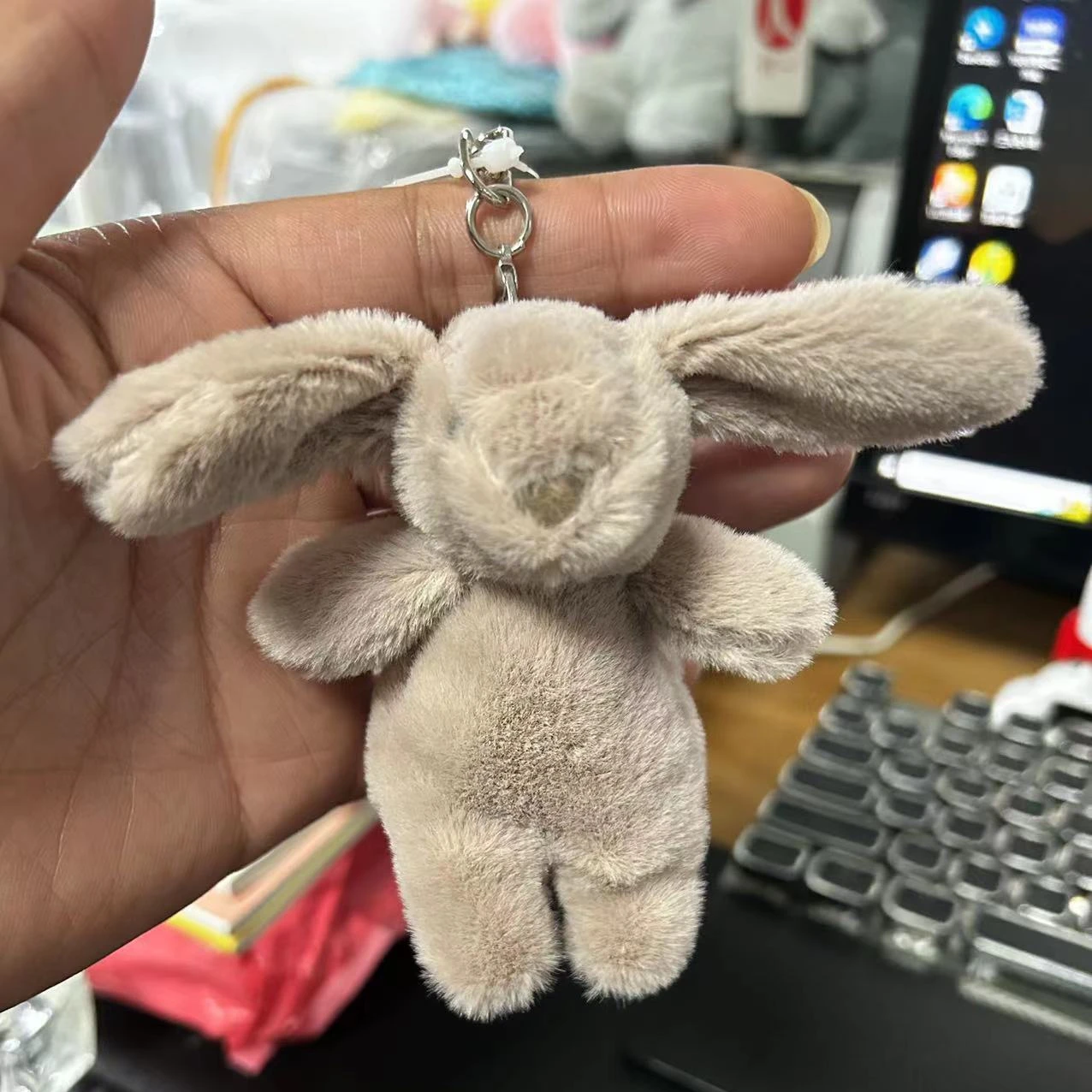 LLavero de conejo de dibujos animados de animales de peluche, juguete de baratija de pompón de amor, bolso de niña, llavero de coche, colgante de