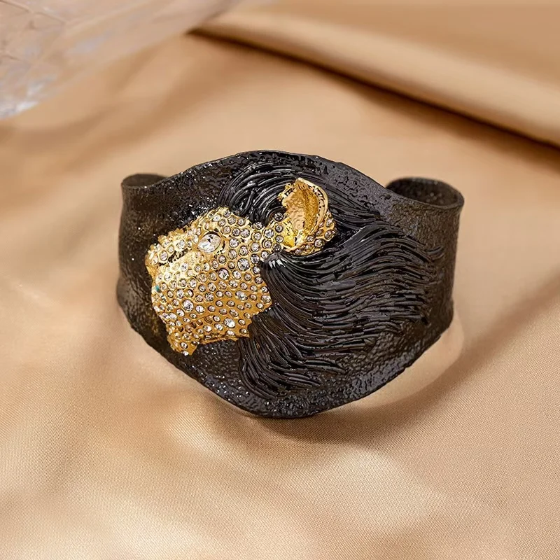 

Designer Alexis Black Gold Bangles Unisex Two-tones Full Diamonds Irregular Lion Cuff Bracelets 2025 Fashion Show Hand Jewelry