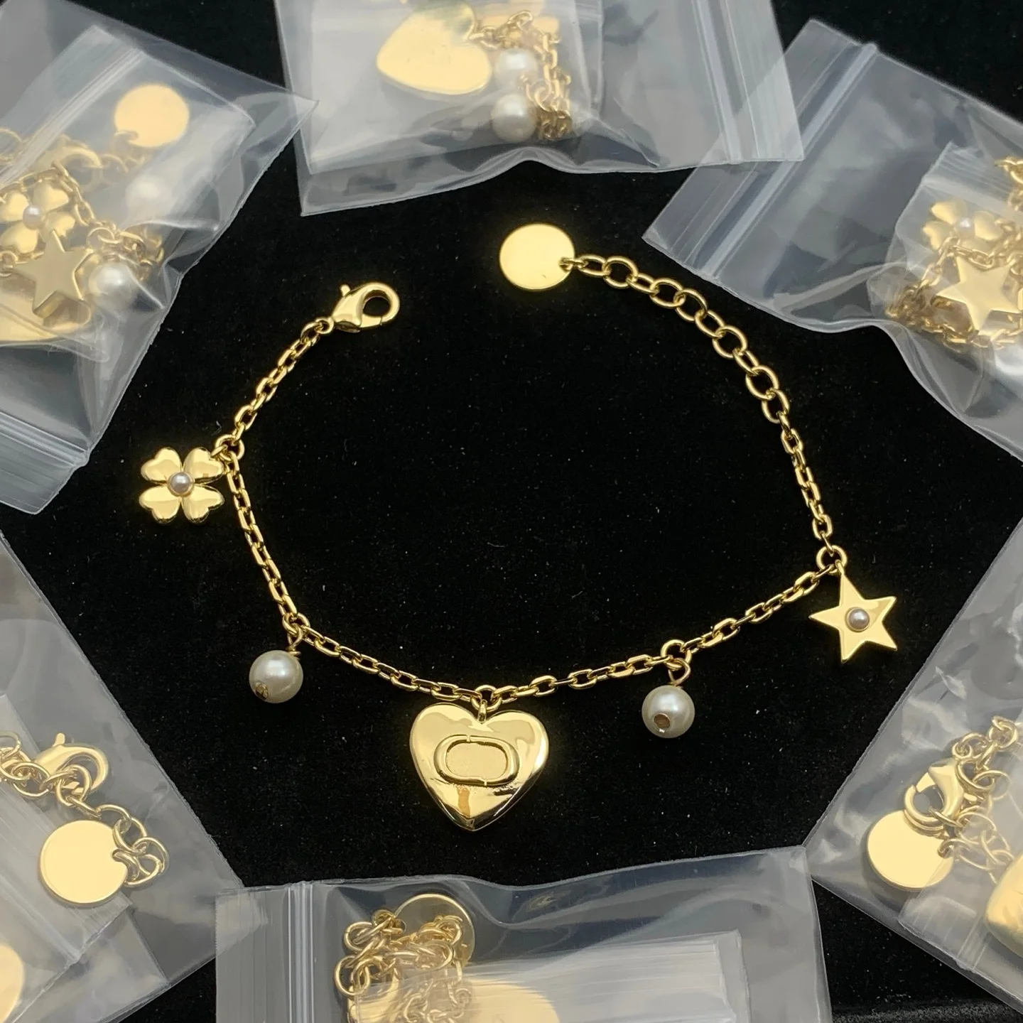 

Новинка: Многоцветный браслет с жемчугом, стразами, звездами, пчелами, сердечками, буквами и геометрическими элементами на металлической цепочке — модные украшения