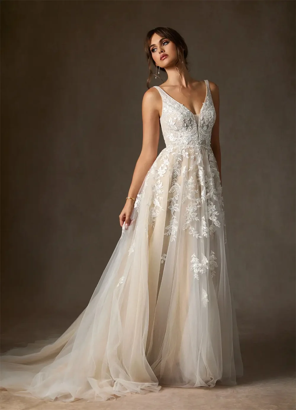 ชุดแต่งงานทรงเอไลน์ คอวี แต่งลูกไม้ ประดับลูกปัด ชายกระโปรงยาวแบบกวาดพื้น ตัดเย็บตามสั่ง ปี 2026 ชุดเจ้าสาว