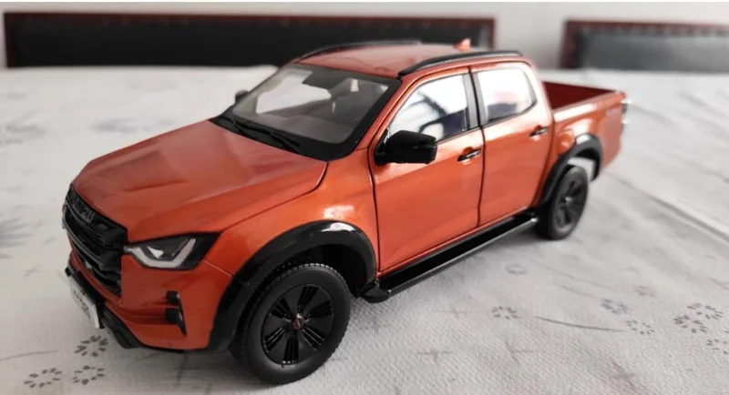 

Новинка! Специальная цена! Коллекционная модель пикапа D-MAX 2023 года в японском стиле, масштаб 1:18, литой металл, для демонстрации и коллекции.