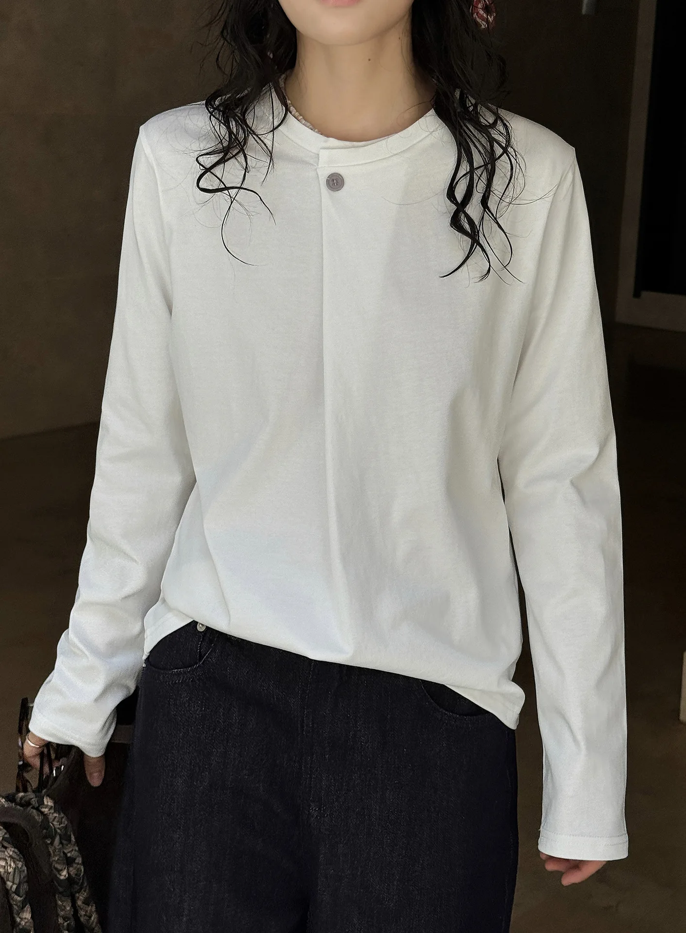 Nuovo senso del design francese di inizio autunno, T-shirt a maniche lunghe con abbottonatura obliqua a un bottone, top con silhouette ampia per le donne